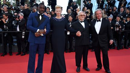 L'équipe du film "Trois mille ans à t'attendre", avec Idris Elba, Tilda Swinton, George Miller et Doug Mitchell au complet pour présenter ce nouveau long métrage. Le réalisateur, George Miller, n'était pas venu présenter un film à Cannes depuis 2015.&nbsp; &nbsp; (DOMINIQUE CHARRIAU / WIREIMAGE)