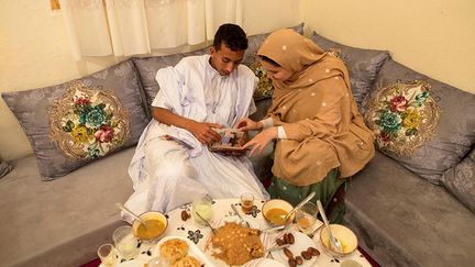 Salim Maatoug, ici avec sa femme, est parti un temps travailler comme guide touristique à Marrakech. Revenu à Tarfaya, il déclare aujourd’hui à Reuters&nbsp;: "Nous avons un accord ici. Tous ceux qui quittent Tarfaya doivent revenir et faire quelque chose pour la ville."&nbsp; &nbsp; (REUTERS / IMANE DJAMIL)