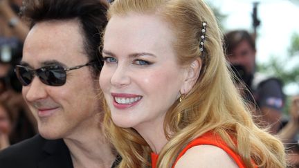 De pr&egrave;s, Nicole Kidman est toujours aussi flippante. John Cusak en garde ses lunettes de soleil. (VALERY HACHE / AFP)