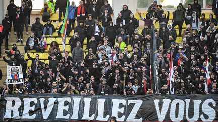 Les supporters du PSG, présents au stade Louis II de Monaco samedi 11 février, ont montré leur mécontentement face aux mauvais résultats récents de leur équipe. (MATTHIEU MIRVILLE / AFP)