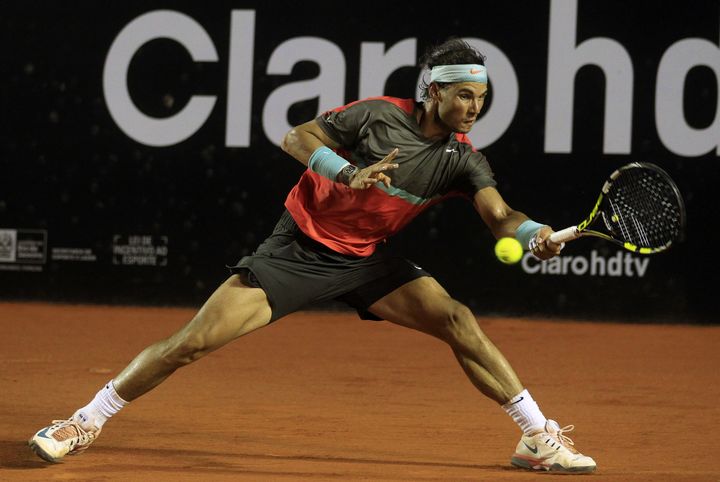 Rafael Nadal retourne la balle lors d'un match contre l'Ukrainien Alexandr Dolgopolov, lors du tournoi de Rio de Janeiro (Br&eacute;sil), le 23 f&eacute;vrier 2014.&nbsp; (PILAR OLIVARES / REUTERS)