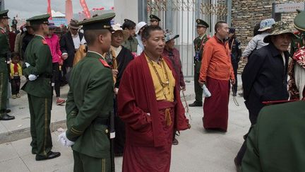 Sécurisation d'une sortie de stade dans la province du Quighai, au Tibet, le 25 juillet 2016. (NICOLAS ASFOURI / AFP)