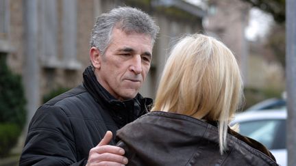 Philippe El Shennawy, l'un des plus anciens d&eacute;tenus de France, avec sa femme Martine apr&egrave;s sa lib&eacute;ration de la prison de Fresnes (Val-de-Marne), le 24 janvier 2014. (MIGUEL MEDINA / AFP)