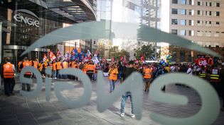 L'intersyndicale de Suez manifeste devant les locaux d'Engie, à Courbevoie (Hauts-de-Seine), le 22 septembre 2020, pour s'opposer au projet de vente à Véolia des parts d'Engie dans Suez. (ROMUALD MEIGNEUX / SIPA)