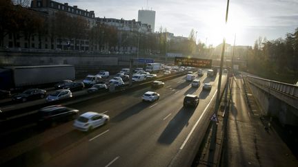 La préfecture de police de Paris recommande de réduire sa vitesse de 20 km/h en raison d'une pollution à l'ozone. (THOMAS PADILLA / MAXPPP)