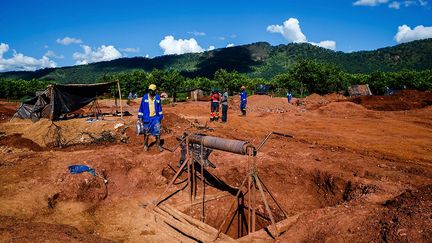 la ferme Smithfield, à Mazowe, située à 40 km au nord d’Harare pour y creuser des tranchées et y exploiter des mines d’or de façon illégale. Près de 400 personnes auraient déraciné des citronniers et détruit le système d’irrigation, déclare-telle dans la plainte déposée auprès des tribunaux. Un système d'irrigation en ruines depuis des années, selon les mineurs.
  (Jekesai Njikizana / AFP)