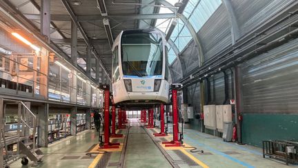 Le site de maintenance et de stockage du tramway T3a dévoile au public les coulisses du fonctionnement d'une ligne de tramway : les ateliers de maintenance, la zone de stockage abritant la machine à laver et la sablière, et le poste de commandement local. (INGRID POHU / RADIOFRANCE)