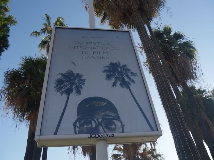 L'affiche du Festival de Cannes parmi les palmiers de la Croisette. (LCA / FRANCEINFO CULTURE)