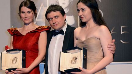 Cristina Flutur et Cosmina Stratan Prix ex-aequo d&#039;interprétation féminine pour &quot;Au-delà&quot; des collines du Roumain Cristian Mungiu qui les accompagne
 (ANNE-CHRISTINE POUJOULAT/AFP)