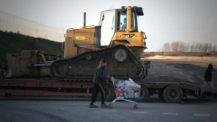 Un migrant pousse un charriot de courses, dans la "jungle" de Calais, mardi 23 février 2016. (MAXPPP)