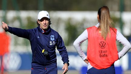 Laurent Bonadei, alors assistant de Hervé Renard lors d'un entraînement le 3 avril 2023, prend la tête de l'équipe de France féminine de football (FRANCK FIFE / AFP)