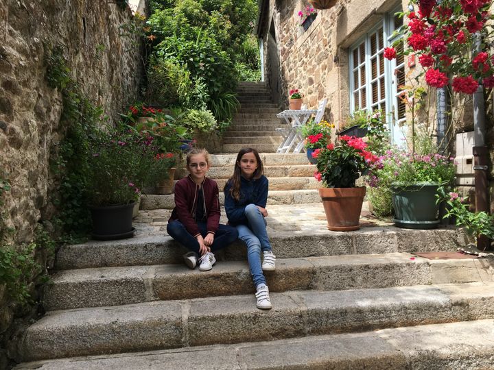 Candice et Fleur, deux mômes trotteuses à Dinan. (INGRID POHU / RADIO FRANCE)