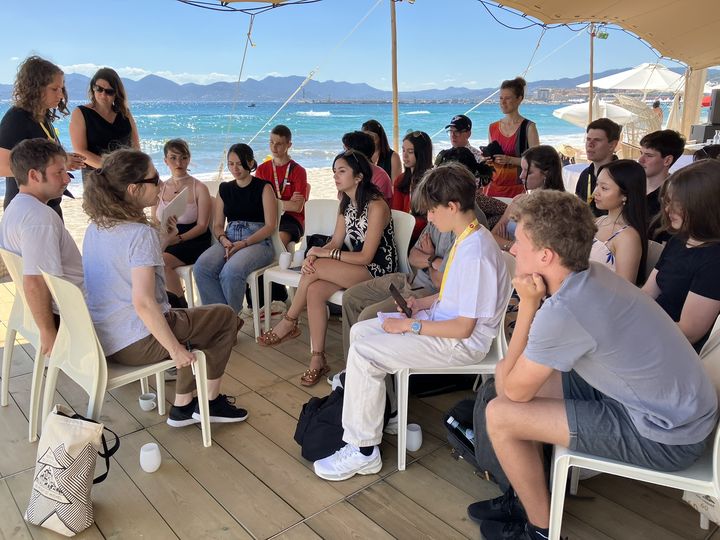 Des lycéens au Festival de Cannes lors d'une rencontre avec un réalisateur dans le cadre d'un partenariat entre la Semaine de la critique et de l'OFAJ, le 22 mai 2024. (LAURENCE HOUOT / FRANCEINFO CULTURE)