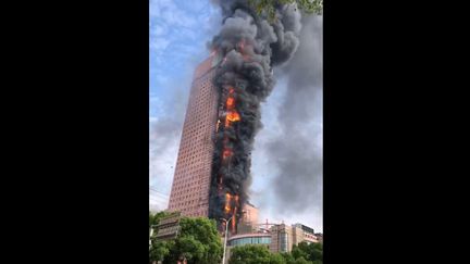 Capture d'écran de l'une des vidéos montrant un immeuble en feu à Changsha (Chine), le 16 septembre 2022. (XINYAN HUANG / TWITTER.COM)