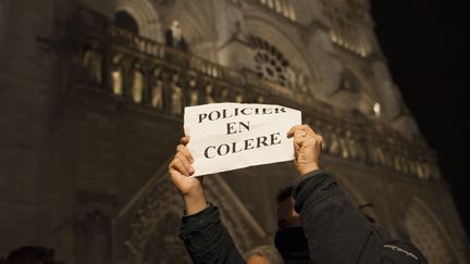 Des policiers manifestent&nbsp;chaque nuit depuis une semaine, comme ici sur le parvis de Notre-Dame, à Paris, le 21 octobre 2016. (CITIZENSIDE/GEOFFREY FROMENT / CITIZENSIDE)