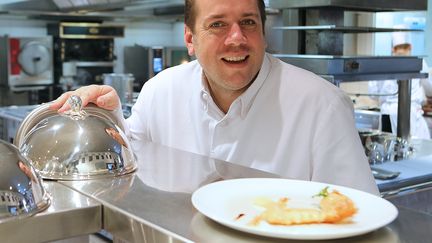 Arnaud Lallement, chef de "L'Assiette champenoise", restaurant distingu&eacute; par trois &eacute;toiles au guide Michelin 2014, pose dans son restaurant pr&egrave;s de Reims (Marne), le 18 novembre 2013. (FRANCOIS NASCIMBENI / AFP)