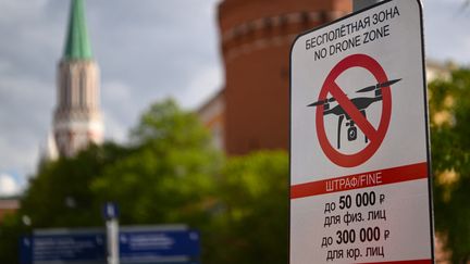 Un panneau interdisant le survol de la zone par des drones, à côté du Kremlin, à Moscou, le 3 mai 2023. (NATALIA KOLESNIKOVA / AFP)