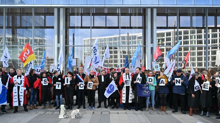 Magistrats, avocats et greffiers se mobilisent pour dénoncer une charge de travail titanesque devant le tribunal judiciaire de Paris, le 22 novembre 2022. (HENRIQUE CAMPOS / HANS LUCAS via AFP)