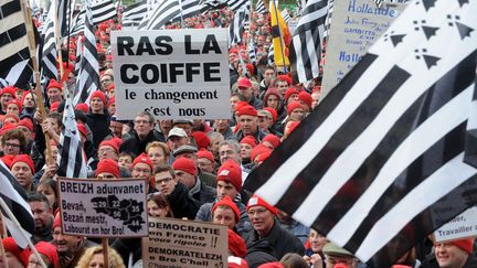 Le collectif Vivre, d&eacute;cider et travailler en Bretagne avait mobilis&eacute; plusieurs dizaines de milliers de personnes contre l'&eacute;cotaxe &agrave; Quimper et &agrave; Carhaix (Finist&egrave;re), en novembre. (FRED TANNEAU / AFP)