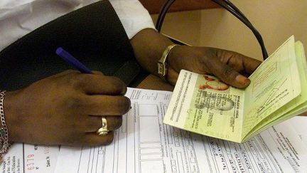 Avec un passeport biométrique, la libre circulation est officiellement assurée en Afrique centrale et en Afrique de l'Ouest. Mais la pratique des «petits billets» reste de rigueur.  (Photo AFP/Seyllou Diallo)