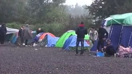 Dans le camp de Téteghem, les passeurs font la loi