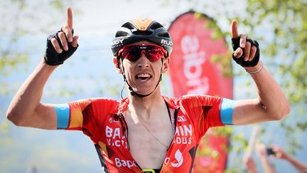 Devant Valverde et Vlasov, Dylan Teuns s'impose sur cette édition 2022 de la Flèche Wallonne ! Le Belge devance l'Espagnol, quintuple vainqueur de cette course et offre à la Belgique sa première victoire depuis 2011. Julian Alaphilippe finit en 4ème position.