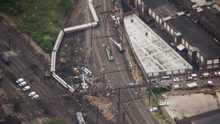 Vue a&eacute;rienne du train qui a d&eacute;raill&eacute; &agrave; Philadelphie (Etats-Unis), mardi 12 mai 2015. (SAMUEL CORUM / ANADOLU AGENCY / AFP)