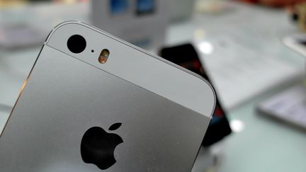 Un iPhone 5S d'Apple, appareil contenant une technologie brevet&eacute;e que la marque &agrave; la pomme a utilis&eacute; sans autorisation, selon un jugement rendu en octobre 2015 par un tribunal du Wisconsin. (YI CHANG / IMAGINECHINA / AFP)