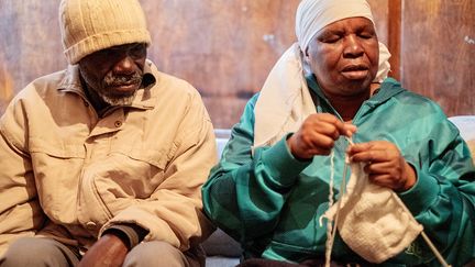 Enok Mukanhairi, 57 ans, et son épouse Angeline Tazira, 50 ans, sont tous les deux aveugles. Ils se sont rencontrés dans une école pour mal-voyants à Masvingo, mais la crise économique qui affecte le Zimbabwe les a contraints à prendre la route de l'Afrique du Sud en 2007. Ils vivent avec leurs quatre enfants dans deux pièces exiguës.&nbsp; &nbsp; &nbsp; (LUCA SOLA / AFP)