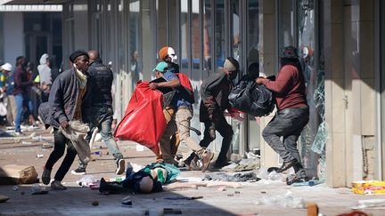 Pillage dans un centre commercial à l'est de Johannesbourg, le 12 juillet 2021. (PHIL MAGAKOE / AFP)