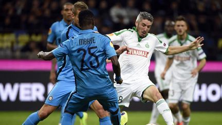 Fabien Lemoine (Saint-Etienne) aux prises avec la défense de l'Inter Milan (OLIVIER MORIN / AFP)