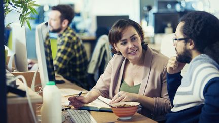 Une personne parraine un jeune homme pour trouiver un emploi. Image d'illustration.&nbsp; (CAIA IMAGE/SCIENCE PHOTO LIBRARY / NEW)