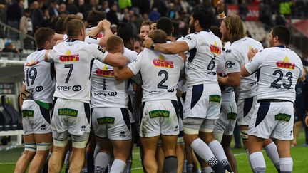 Des joueurs d'Agen célèbrent leur victoire en Top 14 face au FCG, le 4 mai 2019 à Grenoble. (JEAN-PIERRE CLATOT / AFP)