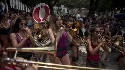 Défilé du bloco Calcinhas Belicas sur la place XV à Rio de Janeiro, Brésil, le 5 janvier 2019. (MAURO PIMENTEL / AFP)