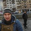 Le maire de Kiev, Vitali Klitschko, devant l'immeble du quartier Obolon touché par un bombardement, lundi 14 mars 2022. (ARIS MESSINIS / AFP)