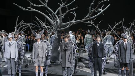 Chez l'Américain avant-gardiste Thom Browne, le gris était de mise pour sa collection automne-hiver 2014-2015.
 (PATRICK KOVARIK / AFP)