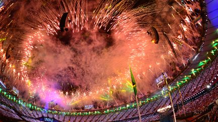 Comme tout c&eacute;r&eacute;monie qui se respecte, celle-ci a compt&eacute; son lot de feux d'artifices. (GABRIEL BOUYS / AFP)