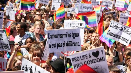 Des centaines de personnes d&eacute;filent lors de la dixi&egrave;me Marche des fiert&eacute;s lesbiennes, gay, bi, homosexuelles et transsexuelles, &agrave; Paris, le 25 juin 2011. (SMAIL AZRI / WOSTOK PRESS / MAXPPP)