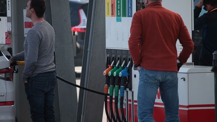 Des conducteurs font le plein dans une station service. (AURELIEN ACCART / RADIO FRANCE)