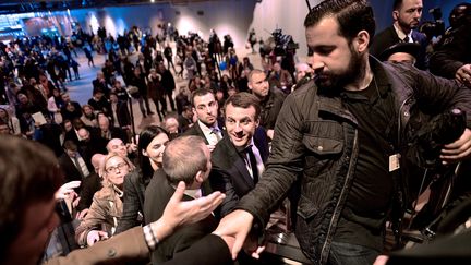 Le 1er mars 2017, à&nbsp;moins de deux mois du premier tour des présidentielles, Emmanuel Macron, alors candidat du mouvement "En Marche", visite le Salon de l'Agriculture, aux côtés de son chef de la sécurité, Alexandre Benalla.&nbsp; (LIONEL BONAVENTURE / AFP)