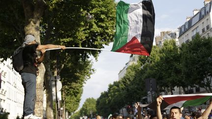 Des drapeaux palestiniens, lors de la manifestations &agrave; Paris, le 23 juillet 2014. (KENZO TRIBOUILLARD / AFP)