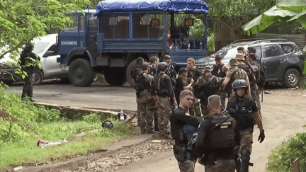 Mayotte est le théâtre d'une nouvelle opération "place nette" pour lutter contre l’insécurité et l’immigration illégale. 1 700 policiers et gendarmes sont mobilisés. L'intervention, débutée dans la matinée du mardi 16 avril, durera jusqu'à la fin du moins de juin. (France 2)