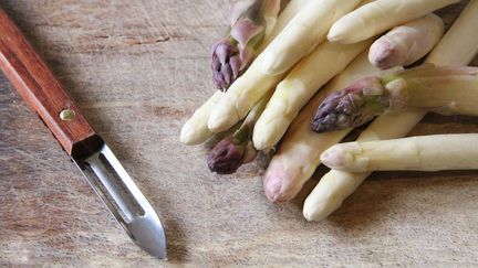 Des asperges prêtes pour une recette. Photo d'illustration. (STÉPHANIE BERLU / FRANCEINFO / RADIO FRANCE)