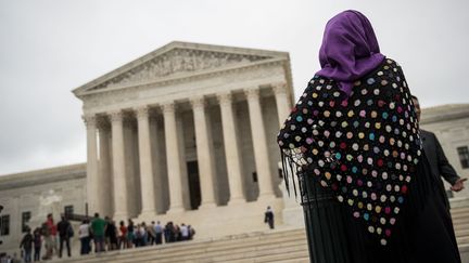 Un femme portant un hijab se tient devant la Cour suprême des Etats-UNis, le 11 octobre 2017, à Washington. (DREW ANGERER / GETTY IMAGES NORTH AMERICA)