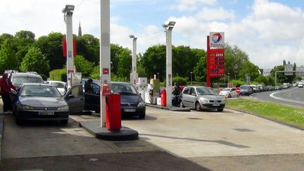 &nbsp; (Dans cette station service d'Harfleur, près du Havre, la file d'attente dépasse plusieurs centaines de mètres © RF/ Eric Damaggio)