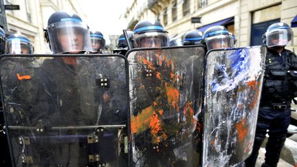 Des policiers lors d'une manifestation contre la loi Travail, à Bordeaux (Gironde), le 26 mai 2016. (GEORGES GOBET / AFP)