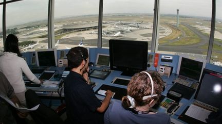 Contrôleurs aériens à l'aéroport de Roissy le 1er août 2005 (AFP - THOMAS COEX)