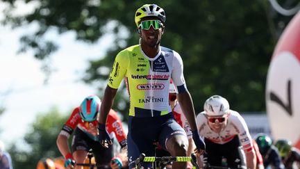 Biniam Girmay célèbre sa victoire sur le Circuit franco-belge, le 29 mai 2024 à Mont-de-l'Enclus. (VIRGINIE LEFOUR / BELGA MAG)