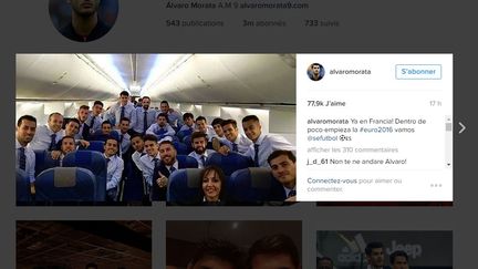 L'Espagne est la seule équipe à poser au complet dans son avion vers la France, sur ce cliché&nbsp;pris le 8 juin 2016, et publié par l'attaquant Alvaro Morata sur Instagram. (ALVAROMORATA / INSTAGRAM)