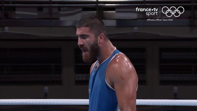 La grosse colère de Mourad Aliev après sa disqualification à cause de plusieurs coups de tête à son adversaire selon l'arbitre. La dernière chance de médaille pour le clan tricolore vient de s'envoler